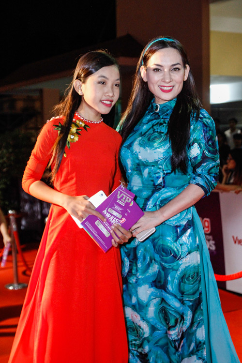 Tóc Tiên gây shock với tạo hình 'nổi loạn' trên thảm đỏ - 4