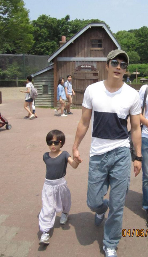 Vợ chồng Kwon Sang Woo khoe 2 nhóc tỳ xinh xắn - 2