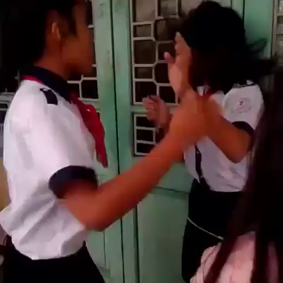 4 nữ sinh đánh bạn học dã man ngay tại trường - 1