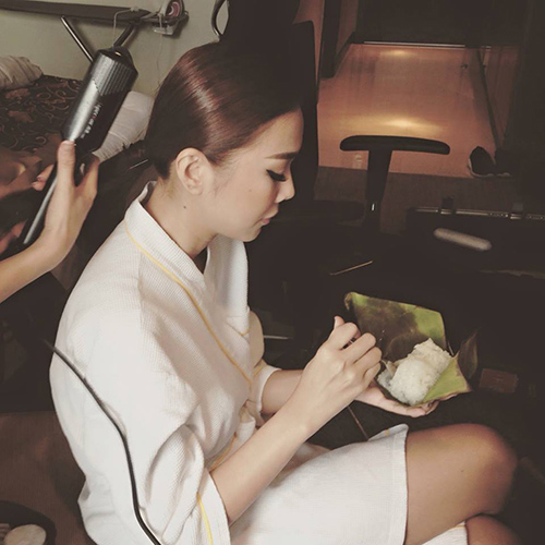 'Chộp' khoảnh khắc mỹ nhân Việt 'ăn nhanh, uống vội' - 2