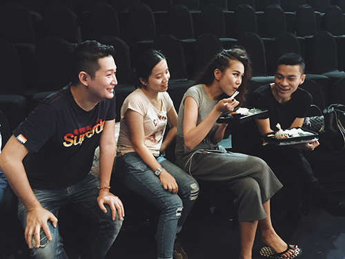 'Chộp' khoảnh khắc mỹ nhân Việt 'ăn nhanh, uống vội' - 3