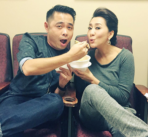 'Chộp' khoảnh khắc mỹ nhân Việt 'ăn nhanh, uống vội' - 10