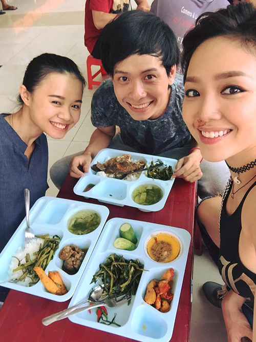 'Chộp' khoảnh khắc mỹ nhân Việt 'ăn nhanh, uống vội' - 2