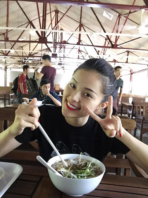 'Chộp' khoảnh khắc mỹ nhân Việt 'ăn nhanh, uống vội' - 6