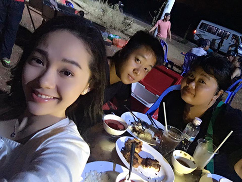 'Chộp' khoảnh khắc mỹ nhân Việt 'ăn nhanh, uống vội' - 8