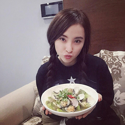 'Chộp' khoảnh khắc mỹ nhân Việt 'ăn nhanh, uống vội' - 9