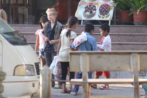 Angelina Jolie bí mật nhận thêm con nuôi tại Campuchia - 1
