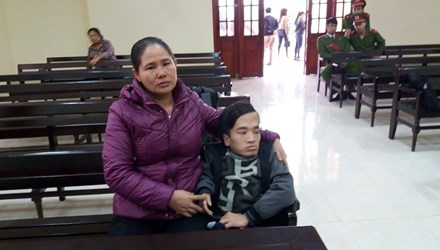 Cắt 5 ngón tay lấy máu ký đơn về với mẹ đẻ - 1