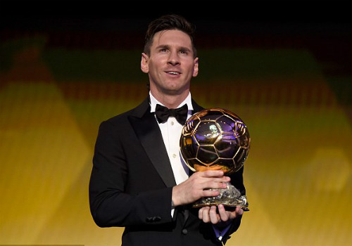 Lập "bàn tay nhỏ", Messi khoe bóng Vàng & giày bạch kim - 1