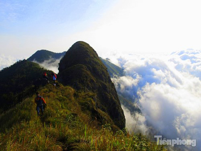 Tà Xùa nằm cách Hà Nội khoảng 230km. Dãy núi này có 3 đỉnh núi chính tạo thành hình sống lưng khủng long kỳ thú.
