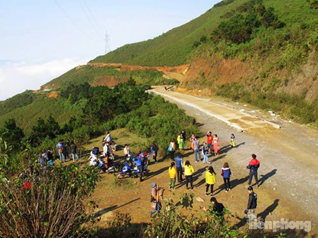 Khung cảnh lãng mạn ấy đã thôi thúc bước chân của nhiều phượt thủ ưa khám phá tìm đến dãy Tà Xùa.
