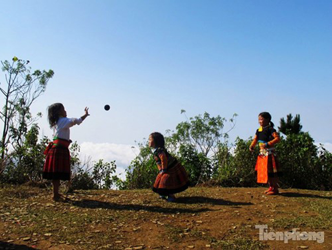 Các em bé dân tộc Mông đang chơi đùa.&nbsp;
