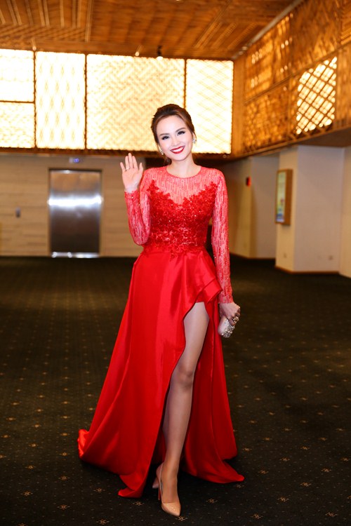 Hoa hậu Diễm Hương nổi bật khoe chân dài mướt mắt - 1