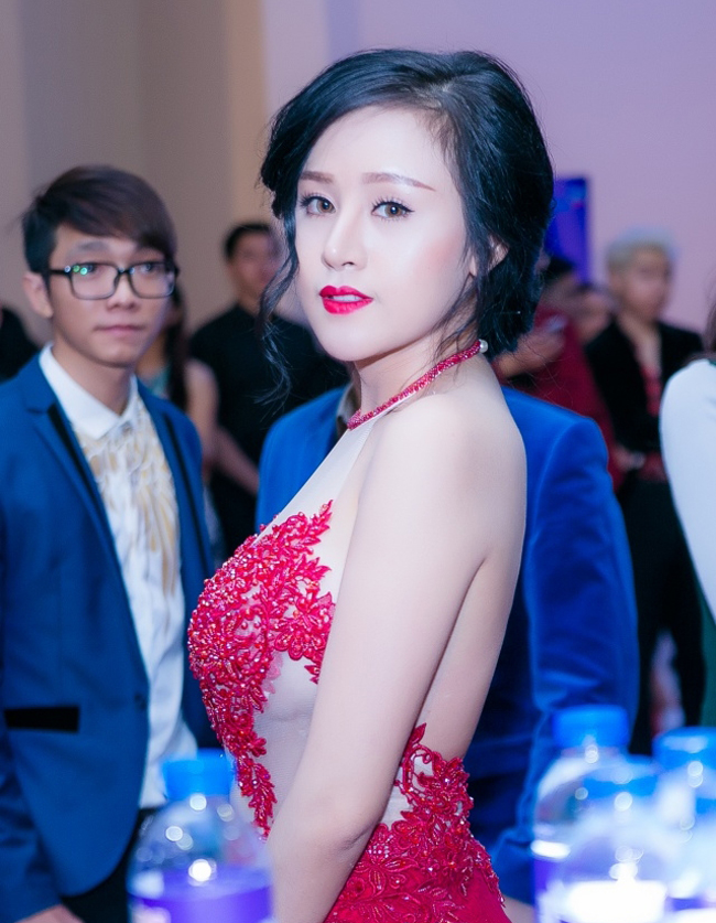 Trong lần xuất hiện mới đây nhất, hot girl Huyền Anh với biệt danh "Bà Tưng" đã khiến công chúng bất ngờ khi diện trang phục sexy nhưng không hề phản cảm