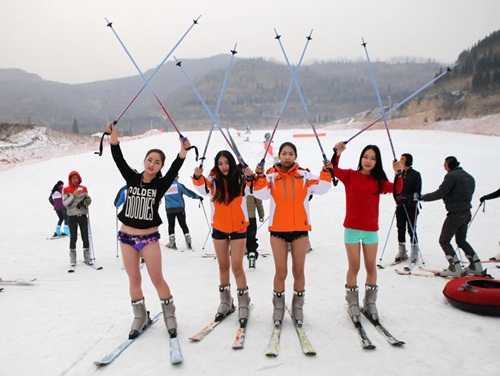 Bất chấp lạnh -5 độ, gái trẻ &#39;không mặc quần&#39; trượt tuyết - 1