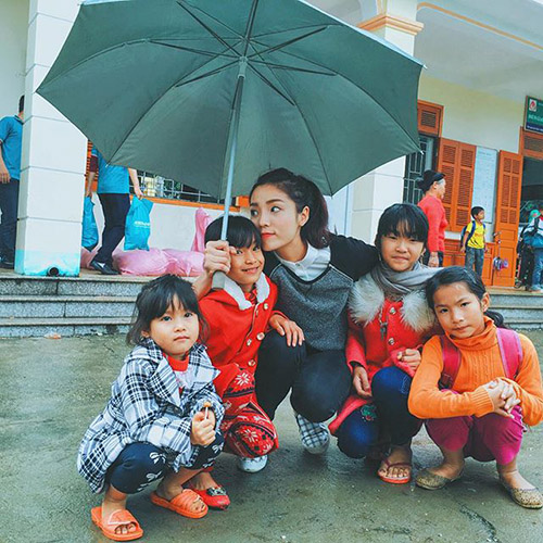 Facebook sao 14/1: Hà Hồ e ấp bên 'bạn tri kỉ' - 11