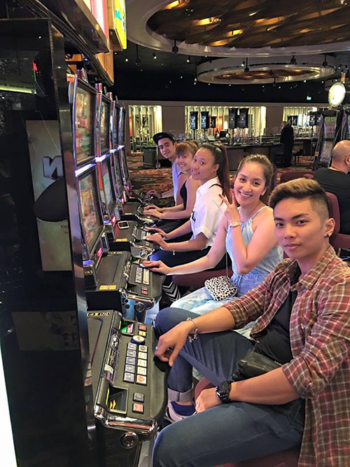 Facebook sao 14/1: Hà Hồ e ấp bên 'bạn tri kỉ' - 1