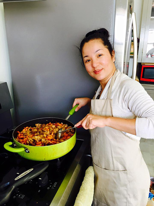 Facebook sao 14/1: Hà Hồ e ấp bên 'bạn tri kỉ' - 2