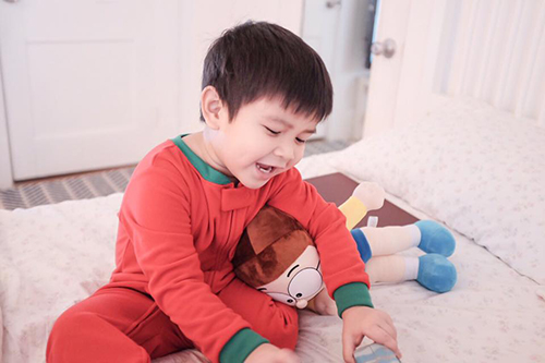 Facebook sao 14/1: Hà Hồ e ấp bên 'bạn tri kỉ' - 4