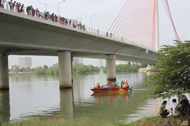 Vụ bắn người ở Đà Nẵng: CA lặn sông tìm súng của nghi phạm - 1
