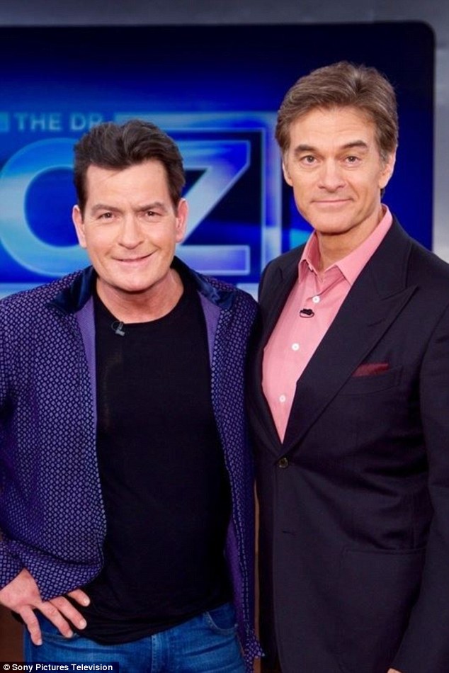 Charlie Sheen sẽ 'chết nhanh hơn' vì ngưng thuốc trị HIV - 3