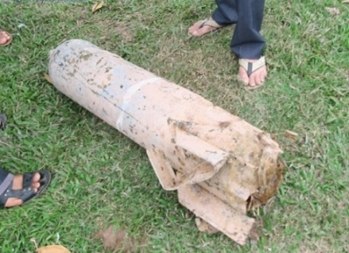 Hà Nội: Phát hiện quả bom 200kg trên ruộng lúa - 1