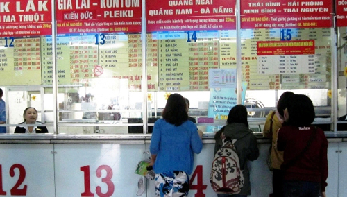 Không mua được vé xe, nhiều người lo phải đón Tết ở Sài Gòn - 1