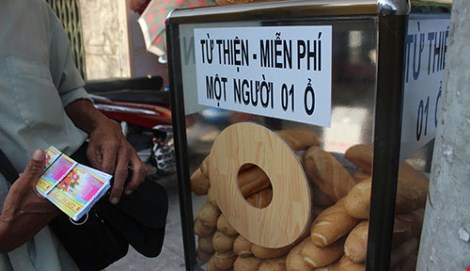 Tủ bánh mì miễn phí giữa Sài Gòn - 1