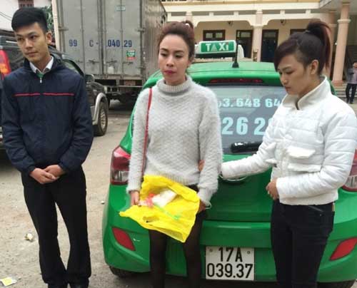 CSGT Bắc Giang bắt nhóm nữ quái đi taxi, giấu ma túy - 1
