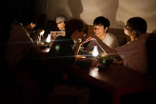 Kỳ lạ giới trẻ Hà Nội đổ xô đi “check in” quán đèn dầu - 9