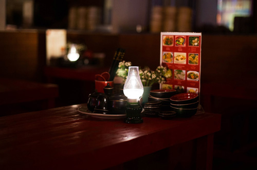 Kỳ lạ giới trẻ Hà Nội đổ xô đi “check in” quán đèn dầu - 2