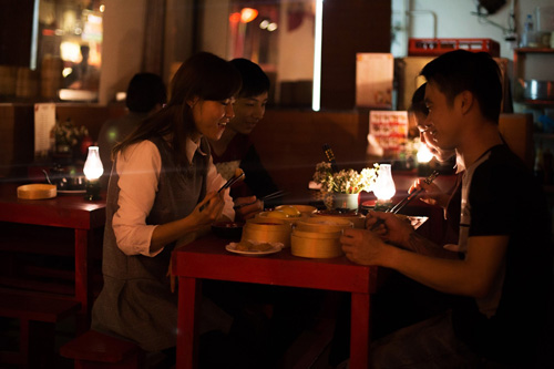 Kỳ lạ giới trẻ Hà Nội đổ xô đi “check in” quán đèn dầu - 3