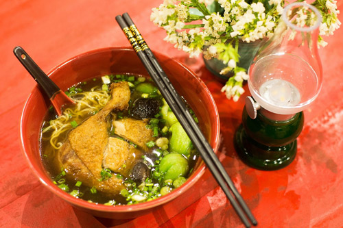 Kỳ lạ giới trẻ Hà Nội đổ xô đi “check in” quán đèn dầu - 5