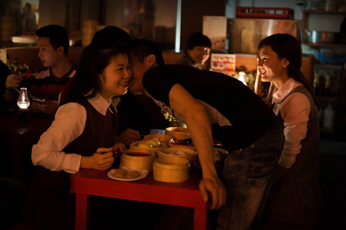 Kỳ lạ giới trẻ Hà Nội đổ xô đi “check in” quán đèn dầu - 8