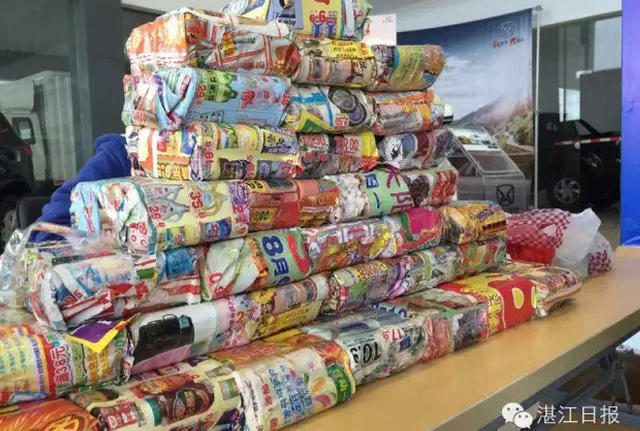 TQ: Mang nửa tấn tiền lẻ đi mua ô tô - 2