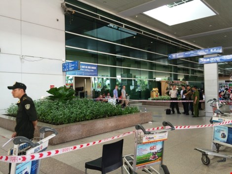 Người nước ngoài rơi từ tầng 2 sân bay Tân Sơn Nhất - 1