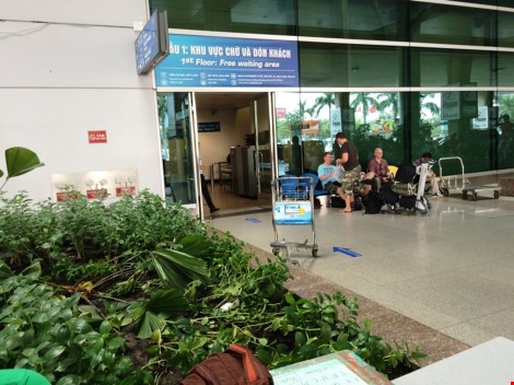 Người nước ngoài rơi từ tầng 2 sân bay Tân Sơn Nhất - 3
