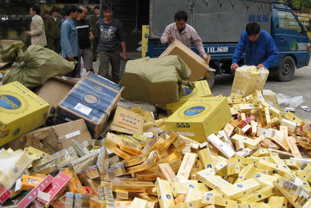 2,1 triệu bao thuốc lá lậu tuồn vào Việt Nam - 1