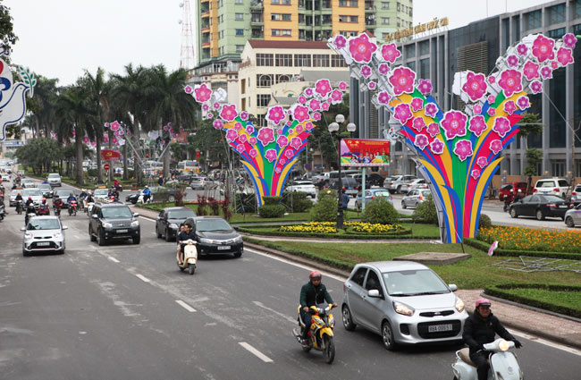 HN tháo dỡ, sửa lại hàng loạt dàn đèn trang trí Tết - 11