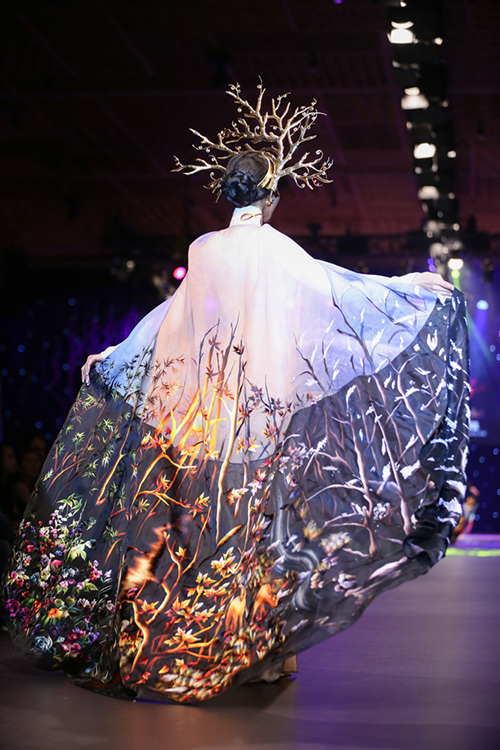 Phạm Hương, Lan Khuê diễn áo dài hơn 300 triệu đồng - 3