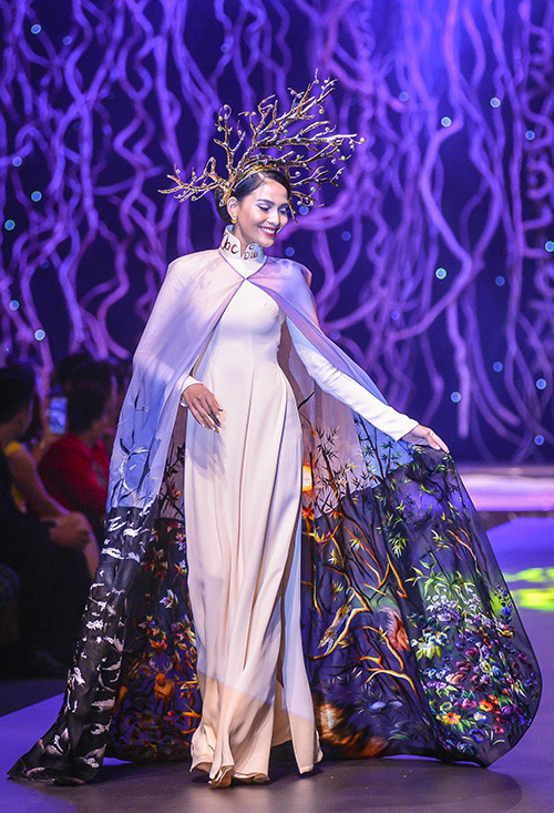 Phạm Hương, Lan Khuê diễn áo dài hơn 300 triệu đồng - 2