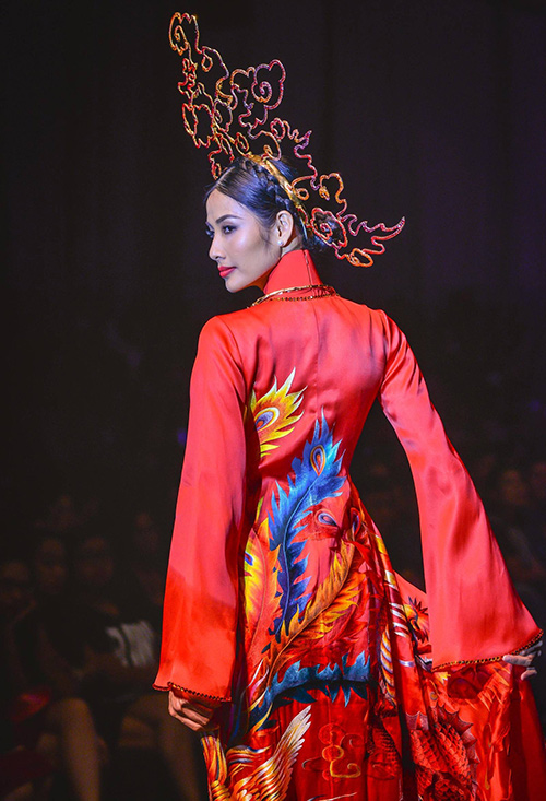 Phạm Hương, Lan Khuê diễn áo dài hơn 300 triệu đồng - 6