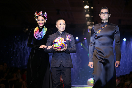 Phạm Hương, Lan Khuê diễn áo dài hơn 300 triệu đồng - 9