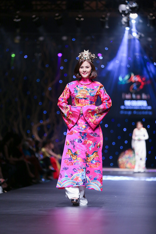 Phạm Hương, Lan Khuê diễn áo dài hơn 300 triệu đồng - 12