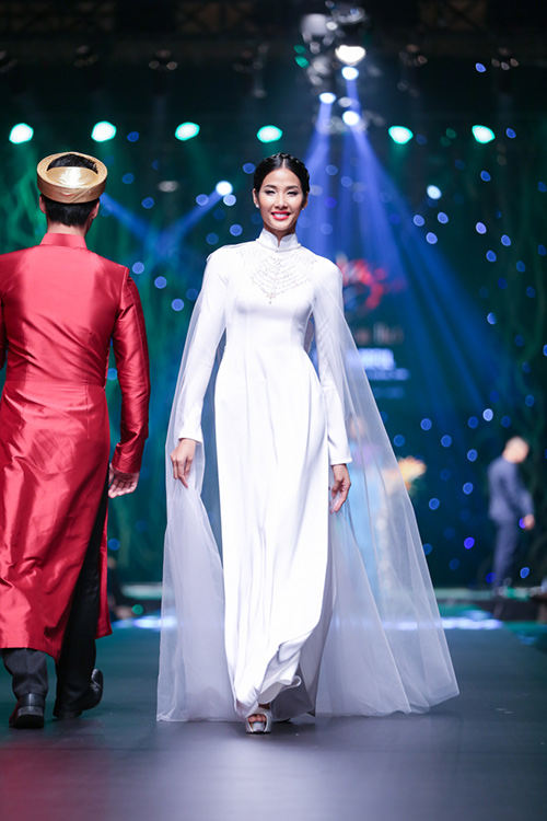 Phạm Hương, Lan Khuê diễn áo dài hơn 300 triệu đồng - 3