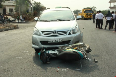 Người phụ nữ bị taxi tông, kéo lê gần 30m - 1