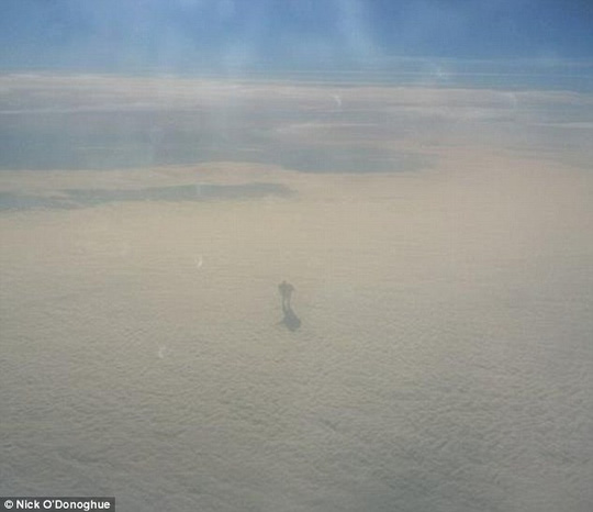 Lạ lùng hành khách chụp được ảnh người khổng lồ trên mây? - 1