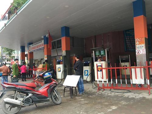 HN: Ô tô bất ngờ húc đổ cây xăng, đè nam sinh gãy chân - 2