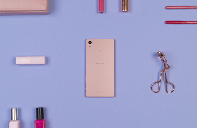 Sau hơn một tuần rò rỉ liên tục thông qua tài khoản Instagram chính thức của Sony Mobile, cuối cùng Sony cũng đã chính thức tung ra mẫu smartphone Xperia Z5 phiên bản màu hồng nữ tính giống như các hãng khác đã từng làm.