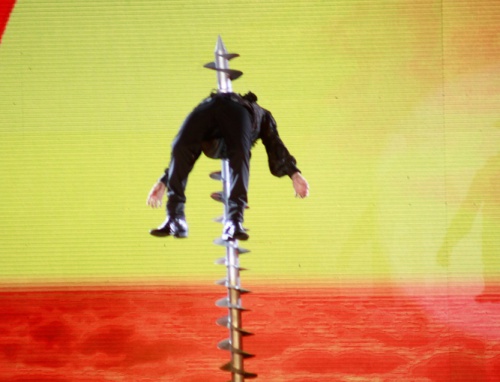 Đan Trường khiến fan thót tim khi bị đâm xuyên người - 3